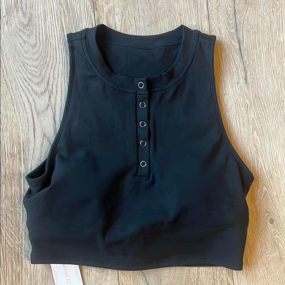 P’tula Henry crop top with bra. Size large
